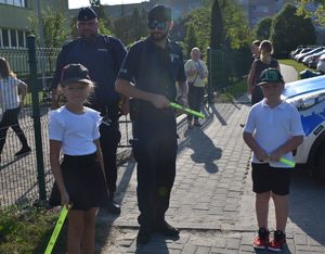 policjant rozdaje odblaski