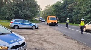 radiowozy oznakowane na drodze