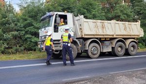 policjanci przy samochodzie ciężarowym
