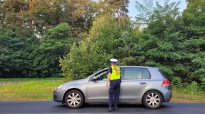 policjantka przy samochodzie podczas kontroli