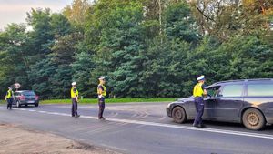 policjanci podczas działań na drodze