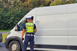 policjant przy aucie