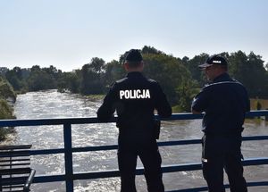 policjanci o0bserwuja sytuację na rzece