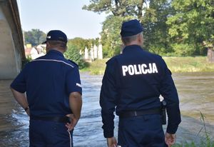 policjanci w pobliżu rzeki