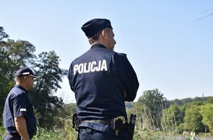 policjanci nad rzeką