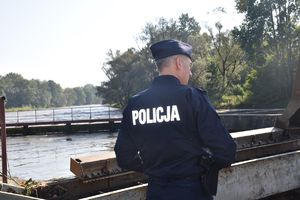 policjant na moście
