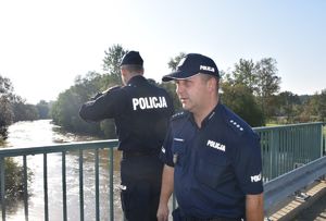 policjanci na moście