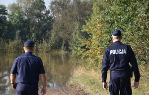 policjanci na d rzeką
