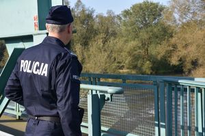 policjant nad rzeką