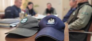 czapki policyjna i straży leśnej