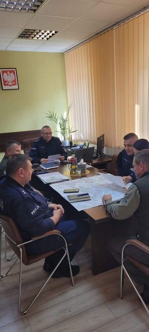 policjanci i straży leśnej