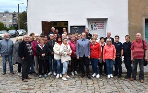 wspólne zdjęcie seniorów i policjantów