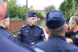 policjanci w mundurach z Komendantem głównym