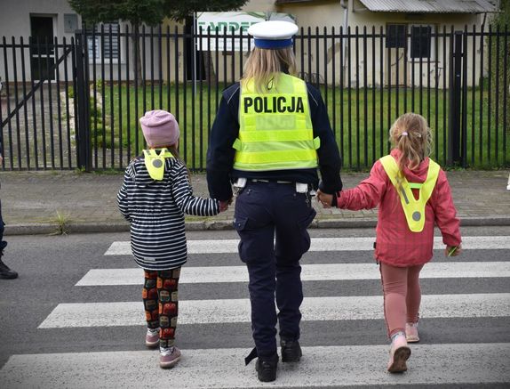 policjantka z dziećmi na przejściu