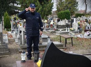 komendant oddaje cześć poległemu policjantowi