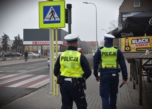 policjanci ruchu drogowego przy pasach