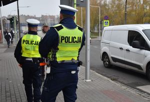 policjanci w mundurach stoją przy pasach