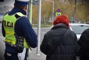 policjant przekazuje odblask