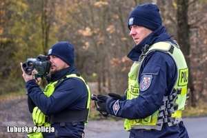 policjanci ruchu drogowego mierzą prędkość