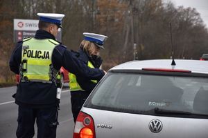 policjanci podczas kontroli