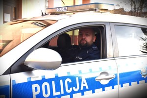 policjant w radiowozie