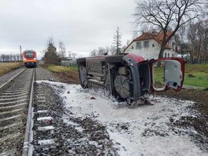 przewrócone auto i pociąg