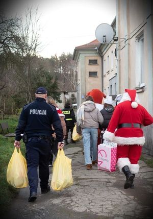 policjant z mikołajem