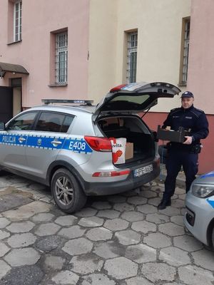 policjant przy radiowozie