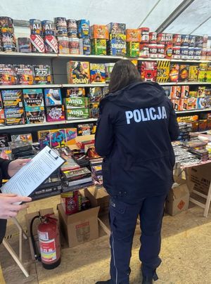 policjantka podczas kontroli fajerwerków