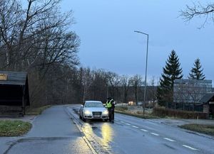 policjant podczas kontroli drogowej