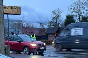 policjanci podczas kontroli drogowej