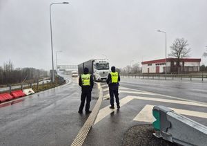 policjanci na drodze