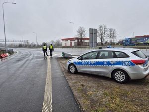 policjanci podczas kontroli na przejściu granicznym