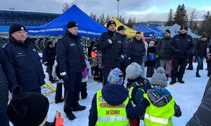 policjanci i dzieci na stoku