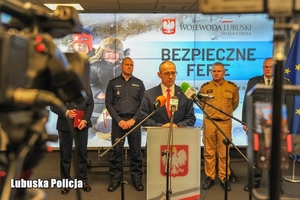 przedstawiciele służb podczas konferencji na rozpoczęcie ferii