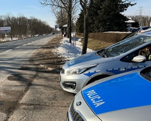 RADIOWOZY PRZY DRODZE POZA MIASTEM