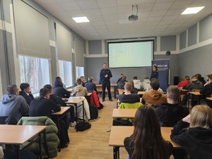 policjanci i młodzież w szkole
