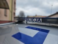 napis policja na samochodzie na dachu