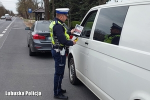 policjant mierzy prędkość