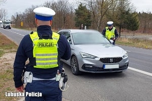 policjant na drodze