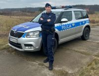 policjantka przy radiowozie