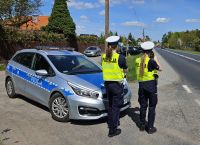 policjantki sprawdzają prędkośc kierowców