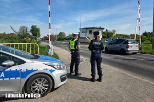 policjanci przy przejeździe kolejowym