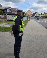 policjant przy drodze