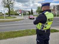 policjant przy drodze