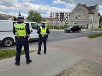 policjant przy drodze