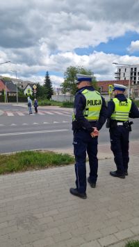 policjant przy drodze