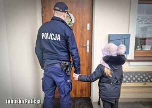 policjant prowadzi dziecko