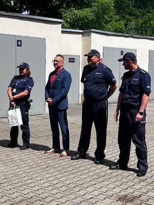 policjanci i burmistrz