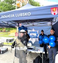 policjanci i stoisko